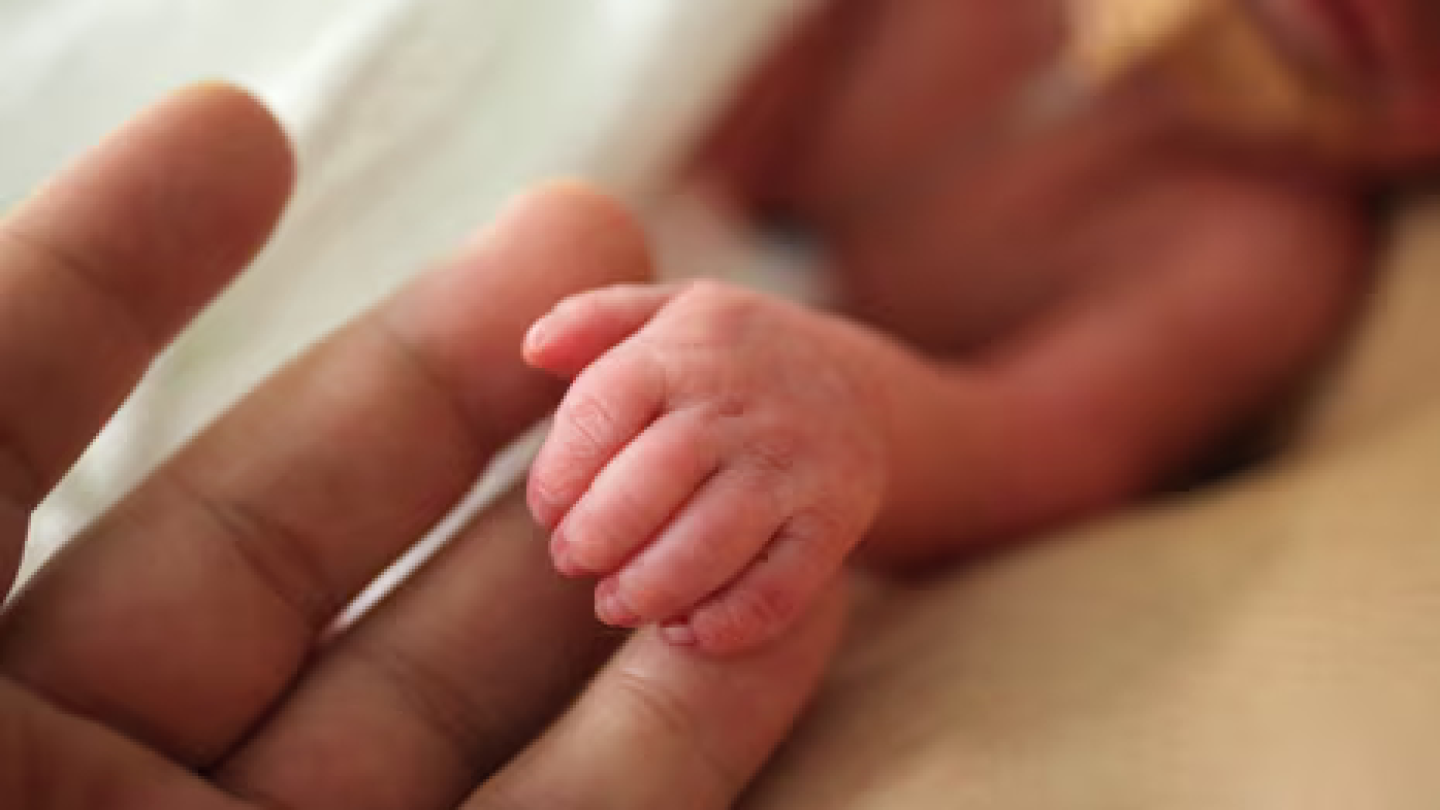 Familia solicita apoyo para obtener suplemento nutricional para bebé prematura