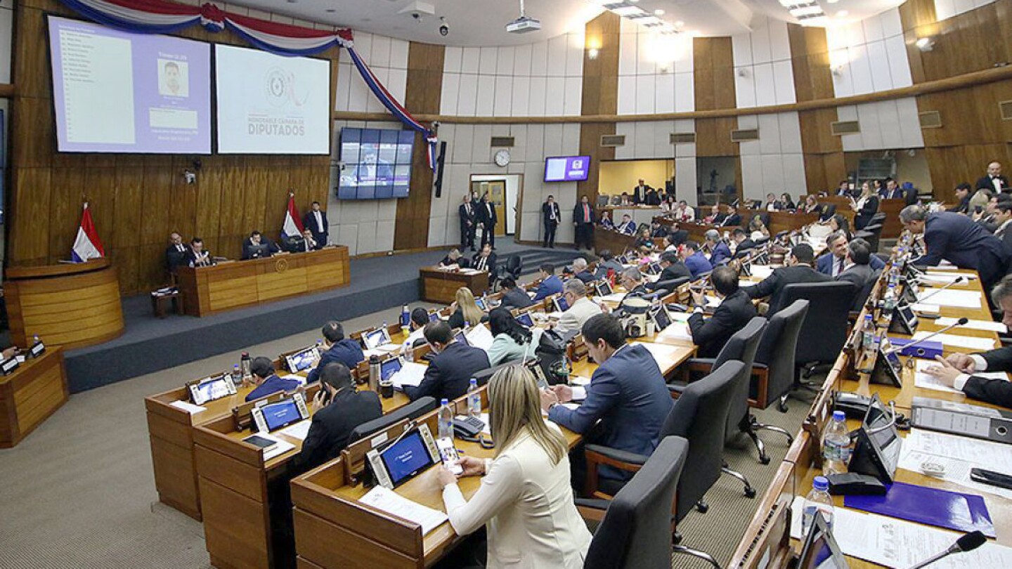 Diputados de la oposición arremeten contra despilfarro salarial en EBY