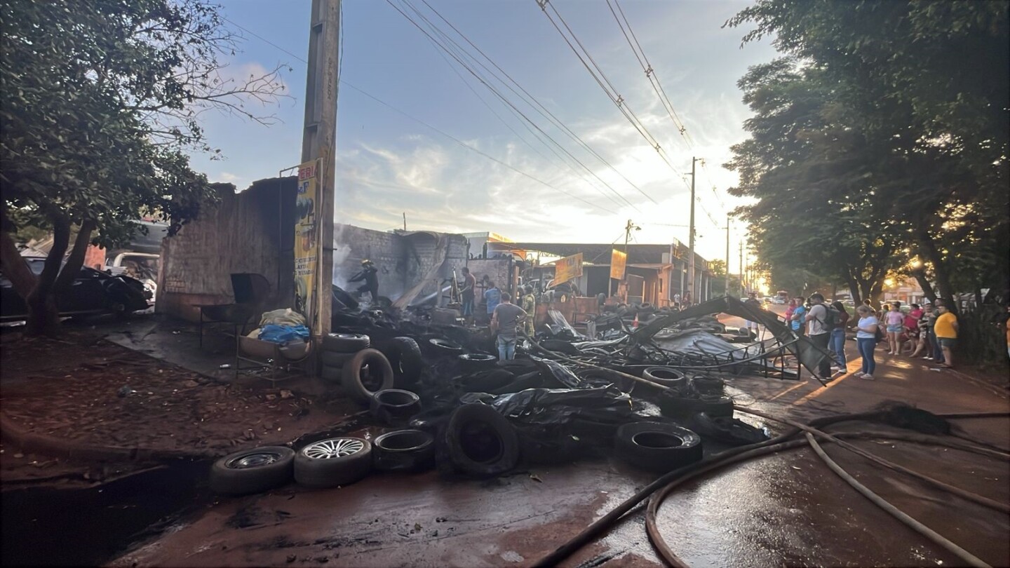 Bomberos logran controlar incendio en gomería de Ciudad del Este
