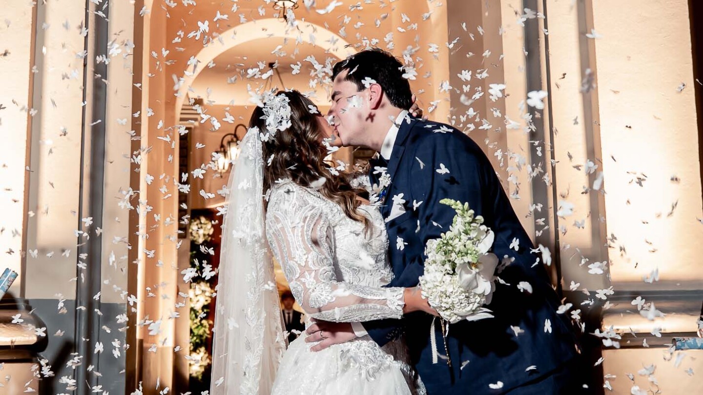 Issis e José Emilio celebraram seu casamento em uma emocionante cerimônia