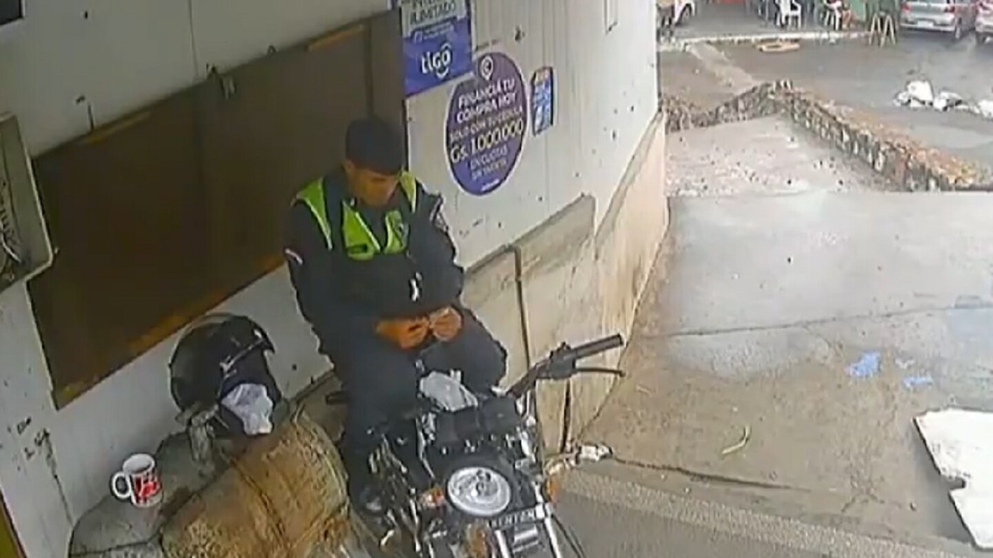 Vídeo: Assim flagram policial quando prepara e fuma suposta maconha