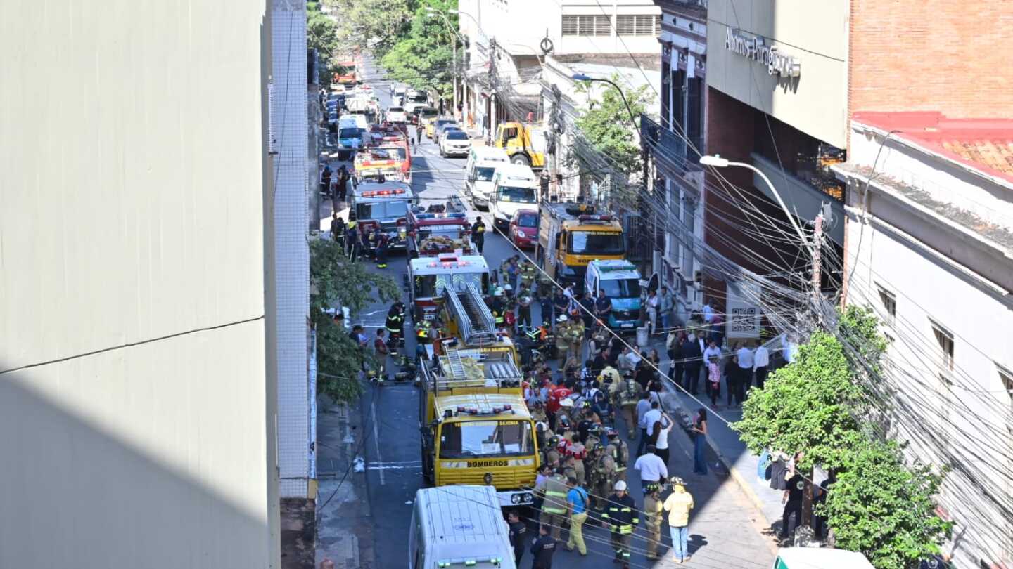 Bomberos asistieron a más de 50 personas tras incendio en edificio céntrico