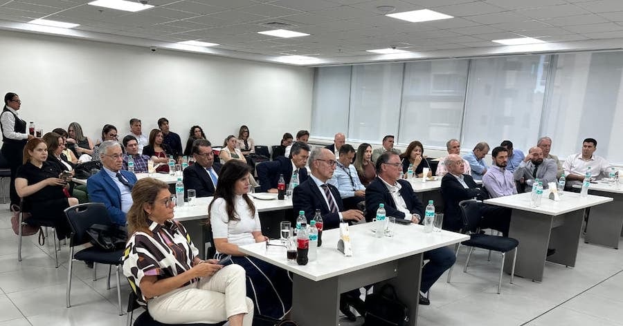 Cámara de Anunciantes se reúne con el ministro de Economía y Finanzas