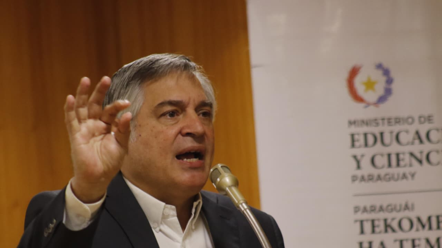 Ramírez aparta a asesor que defendió título de Hernán Rivas