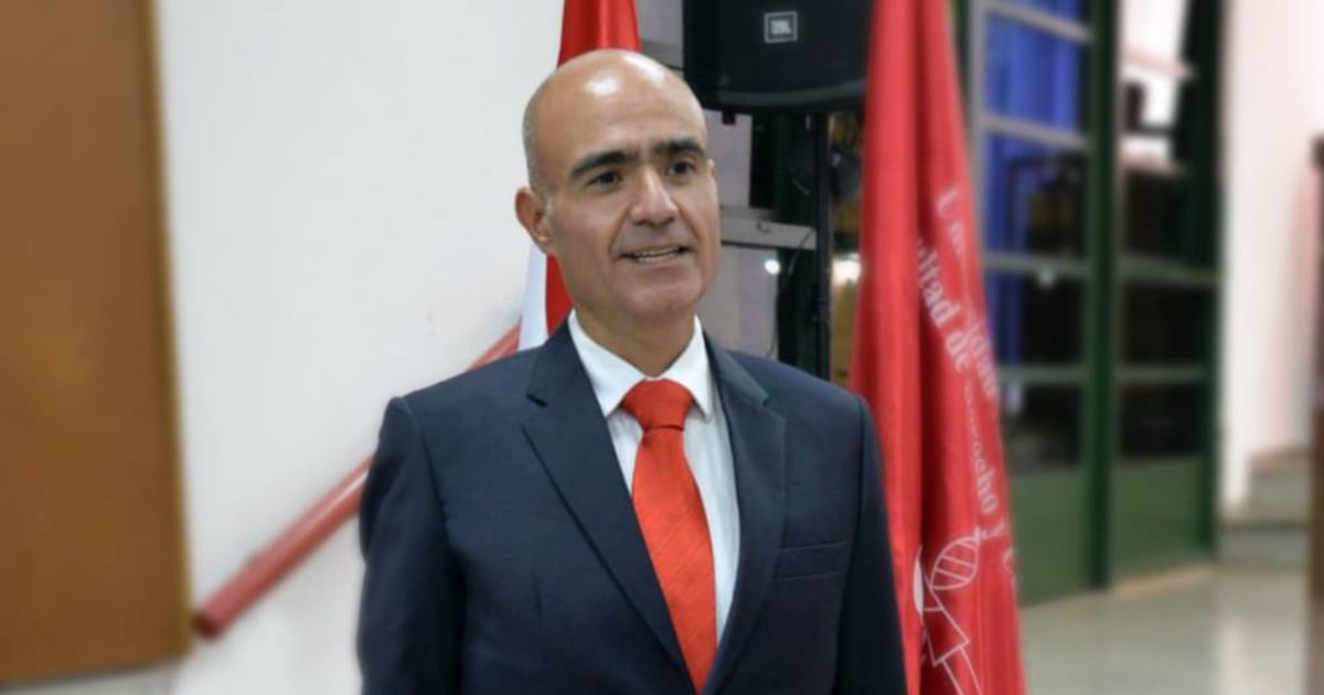Decano de la Facultad de Derecho recibe distinción como académico honorario