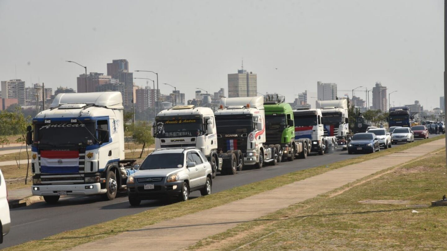 Camioneros crean federación para negociar con el Estado
