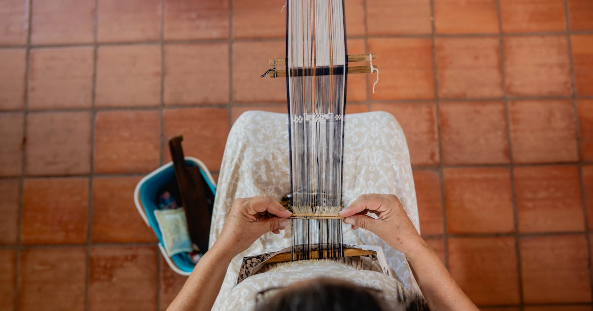 Escuela del Poncho Para'i sostiene el legado de maestras artesanas en Piribebuy