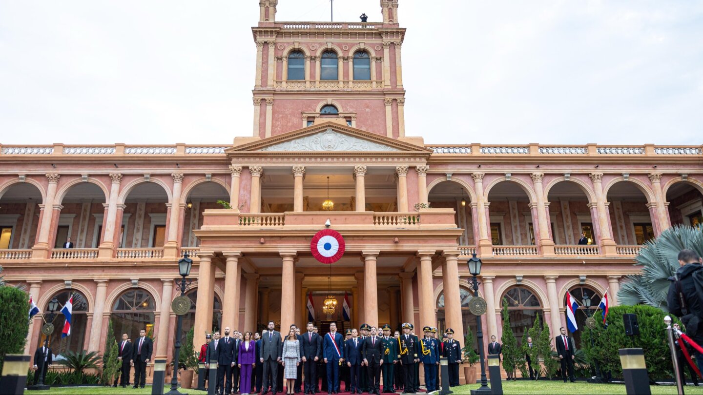 Con izamiento de bandera y visita al Panteón de los Héroes inician actos por la Independencia