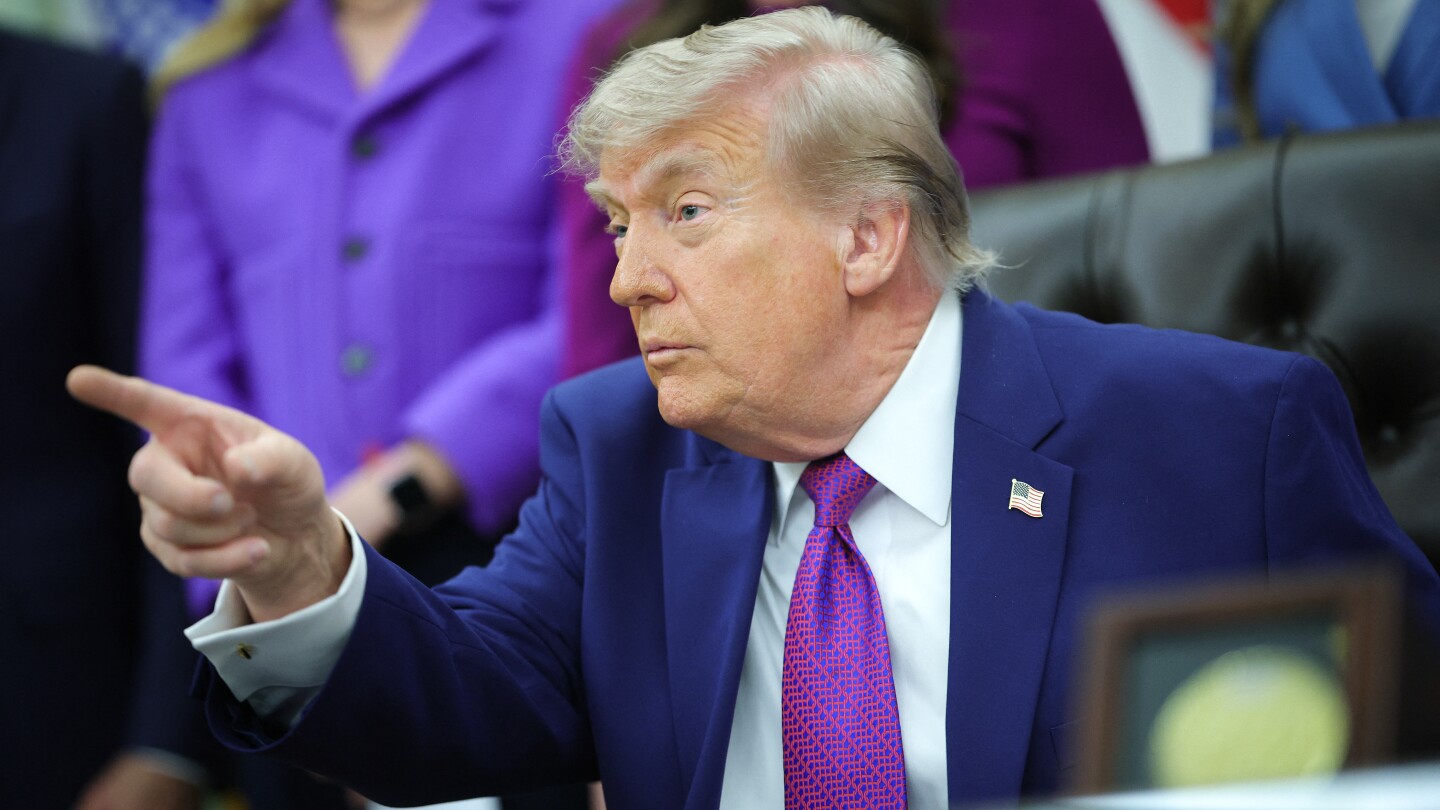 Trump asegura que a Irán se le acaba el tiempo para pactar o "no quedará nada de ellos"