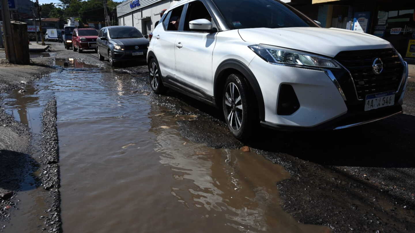 Video: Conductores circulan por Leopardi entre baches y la desidia de autoridades