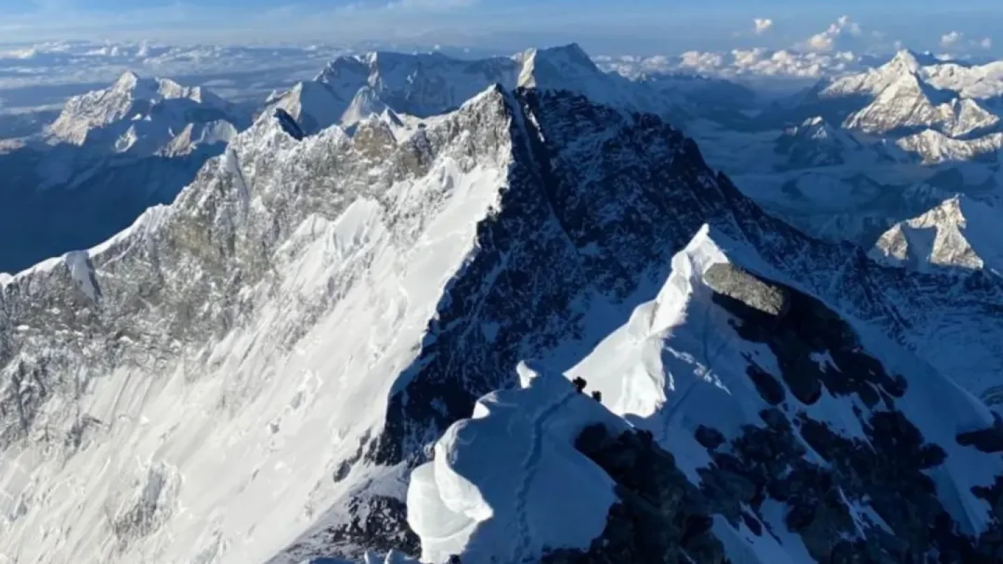 Everest registra una cifra récord de 274 ascensos en un solo día desde Nepal