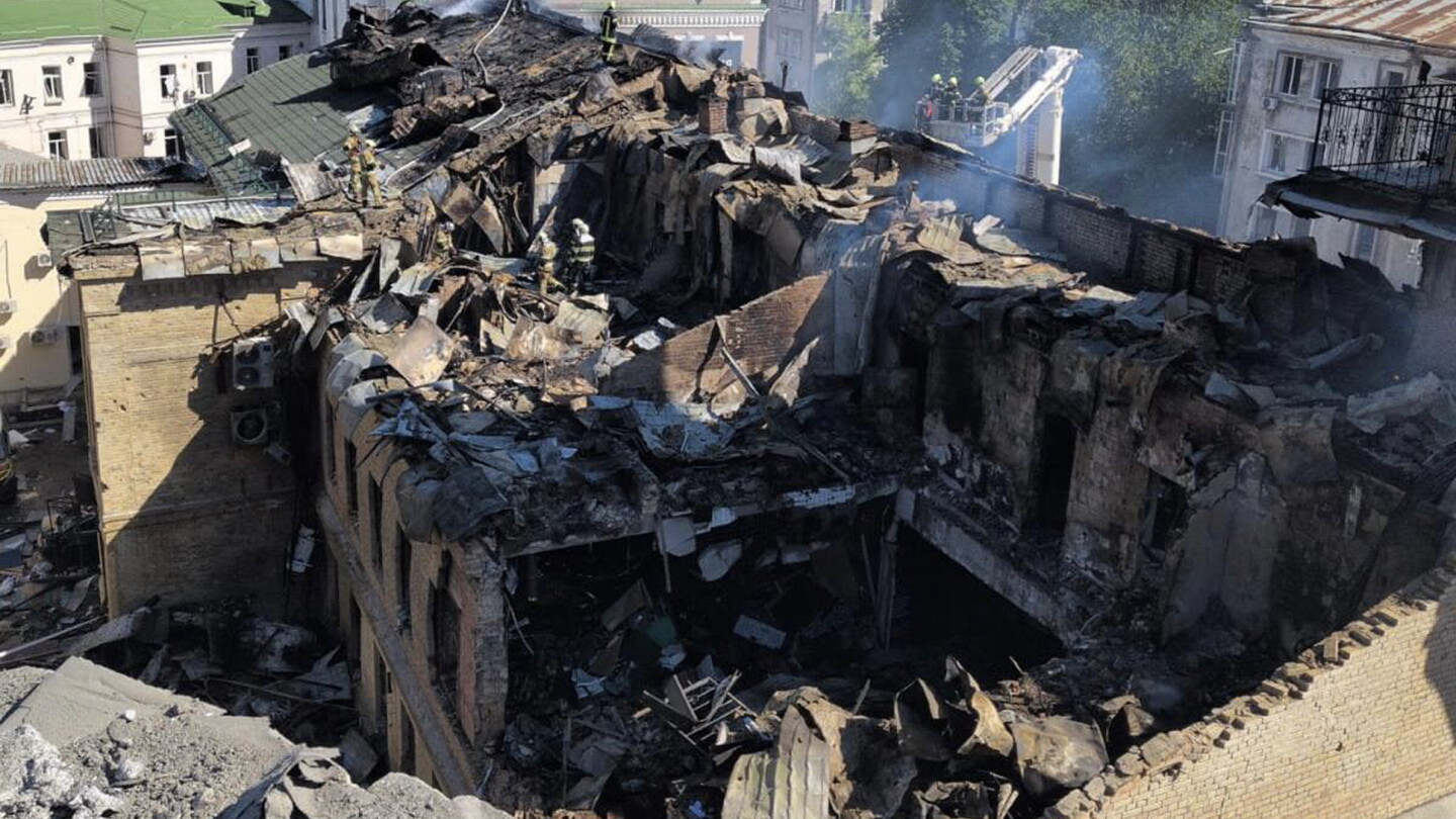 Zelenski denuncia el bombardeo ruso y acusa a Putin de atacar edificios residenciales
