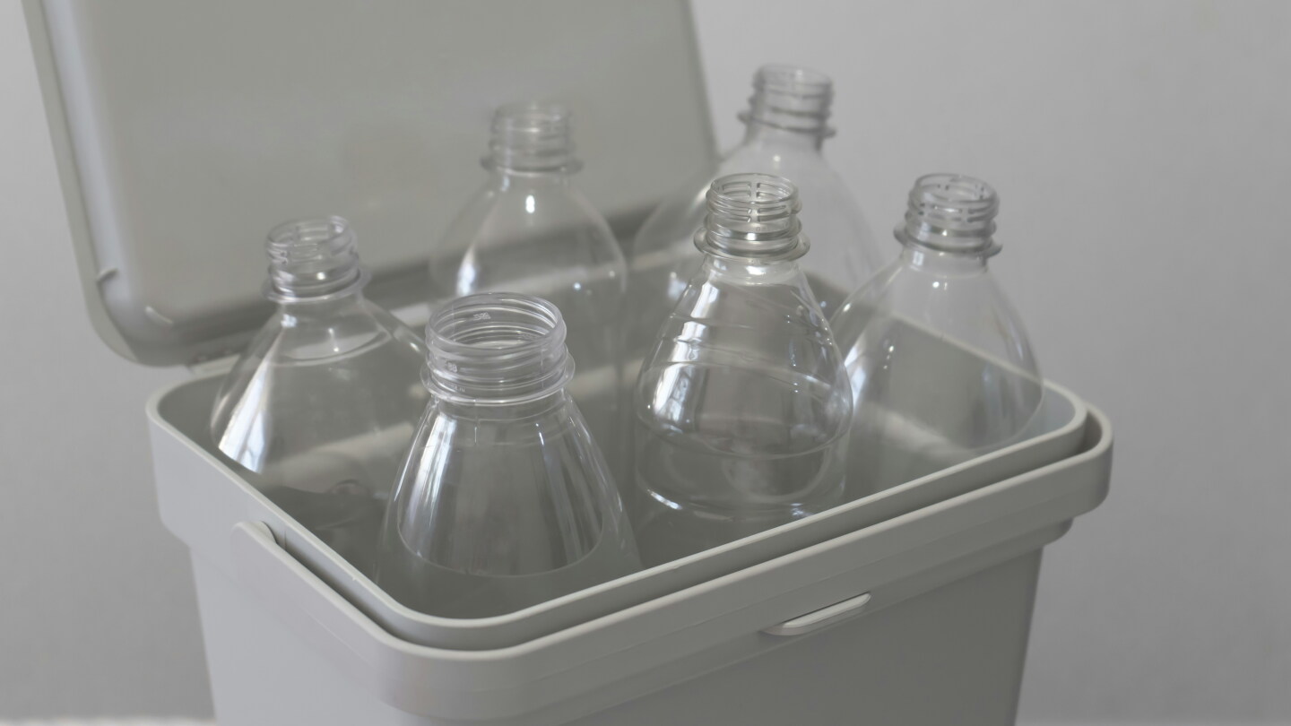 ¿Por qué las botellas de plástico son difíciles de reciclar por completo?