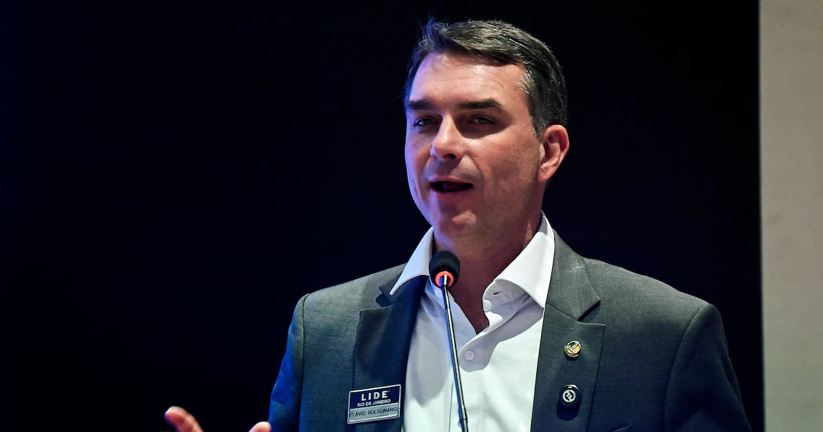 Hijo de Bolsonaro repudia ataque contra Gustavo Gómez y apunta a los autores