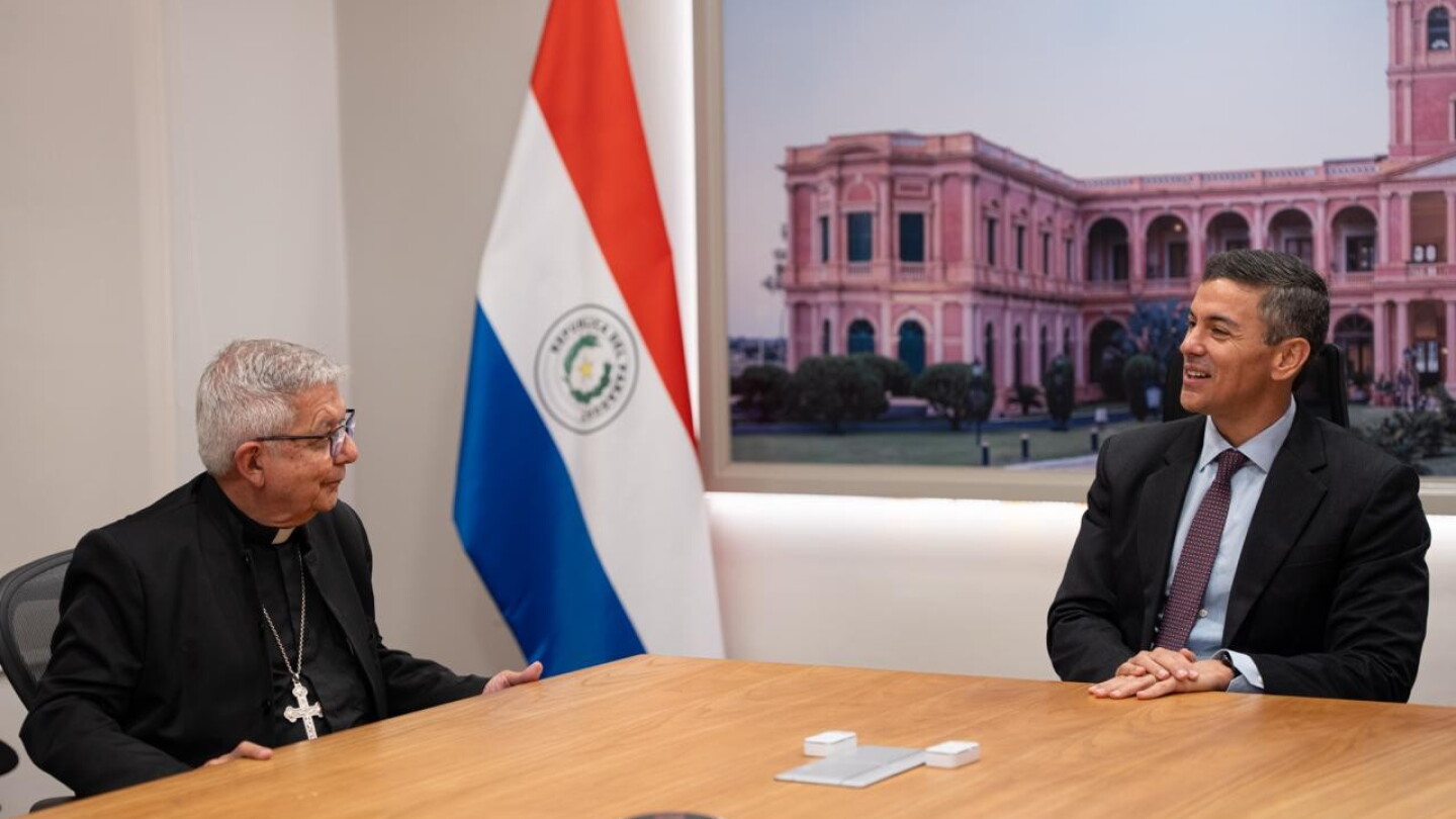 Cardenal regala a Peña encíclica de León XIV que alerta riesgos de la IA en reunión sobre proyectos sociales