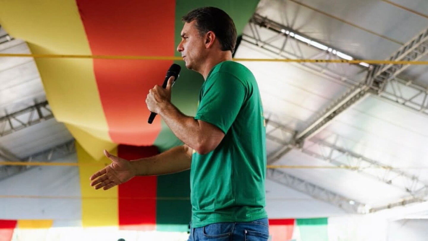 Hijo de Bolsonaro responde a Peña para repudiar “vehementemente” carteles ofensivos aparecidos en CDE