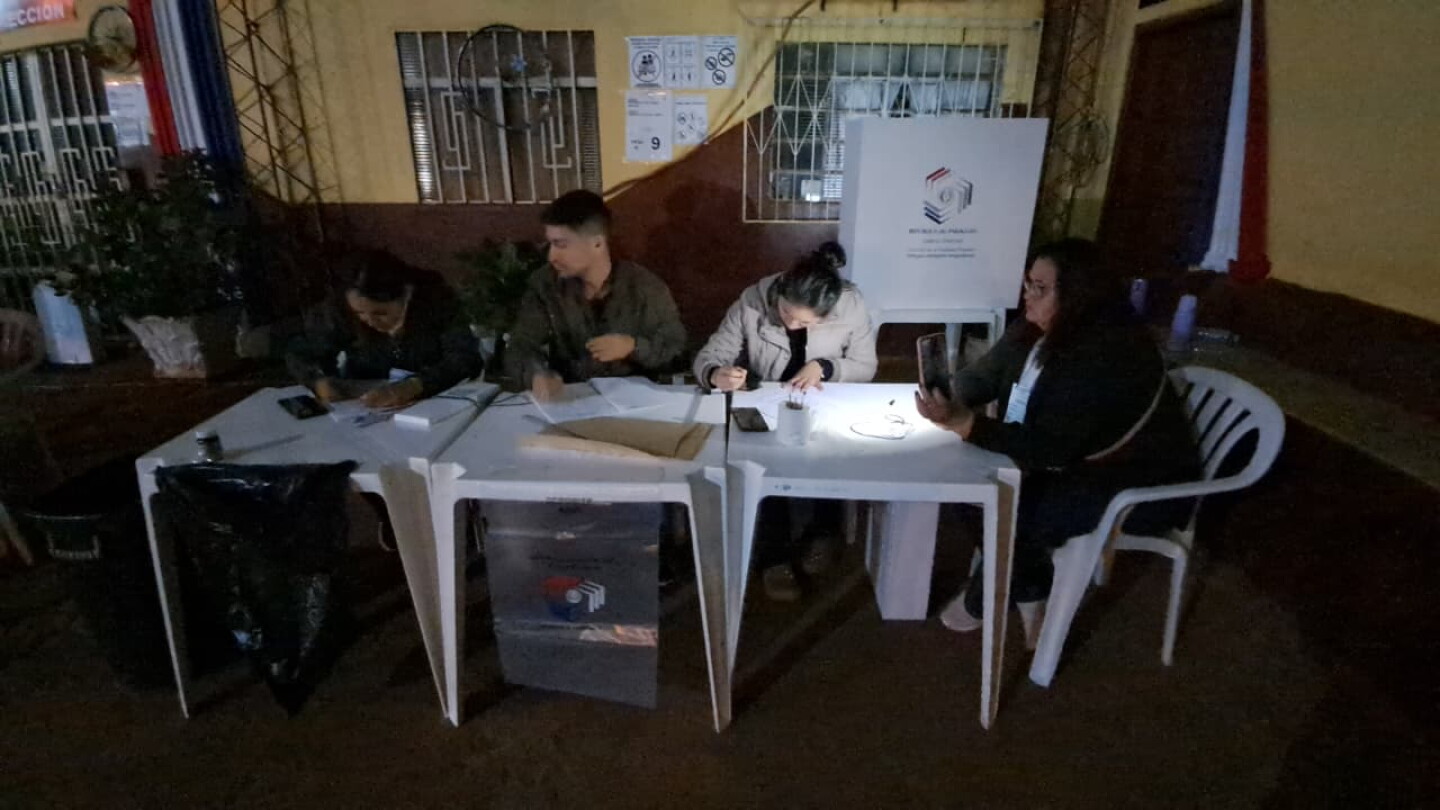 A la luz de linternas, liberales iniciaron la jornada electoral en Pedro Juan Caballero