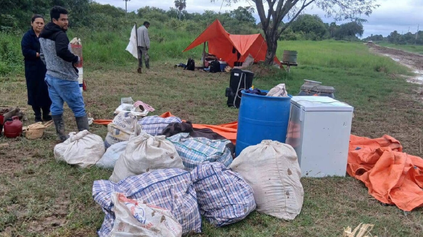 Pareja asistida por la policía tras quedar al costado de la ruta en el Chaco