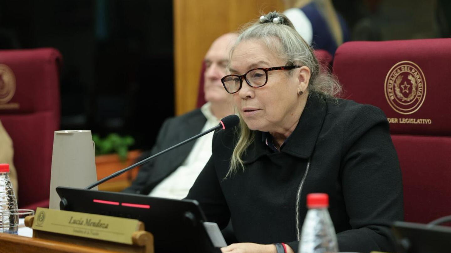Senadora Mendoza relata antecedentes de comercialização de títulos universitários em épocas passadas