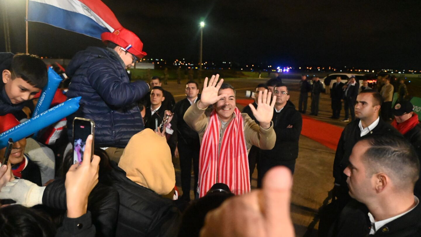Peña descarta feriado y pide tolerancia a trabajadores que dieron la bienvenida a la Albirroja